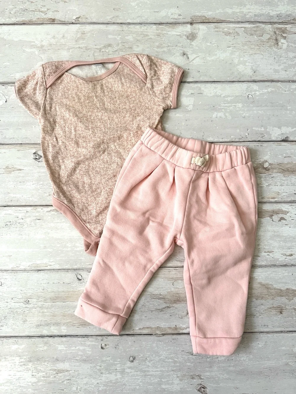 BabyGap 6-12m Pastel Pink Sweatpants Pants & Floral Bodysuit 9m 12m Outfit Gap